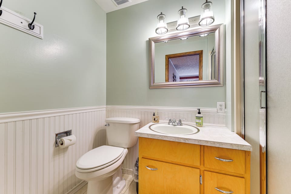 Full Bathroom | 1st Floor | Towels Provided | Complimentary Toiletries