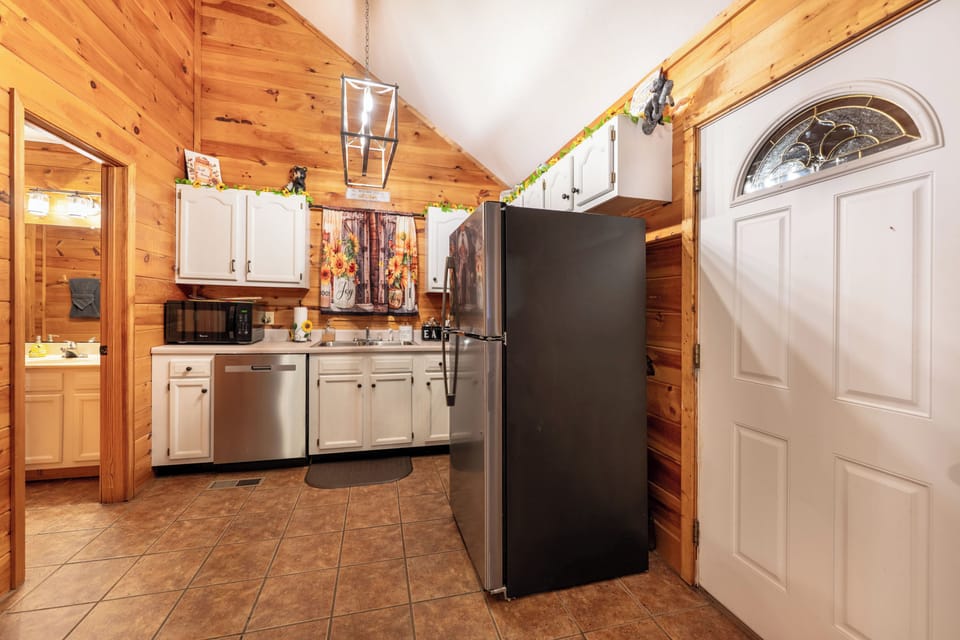 Kitchen: Experience culinary bliss in this charming wood-accented kitchen with modern appliances!