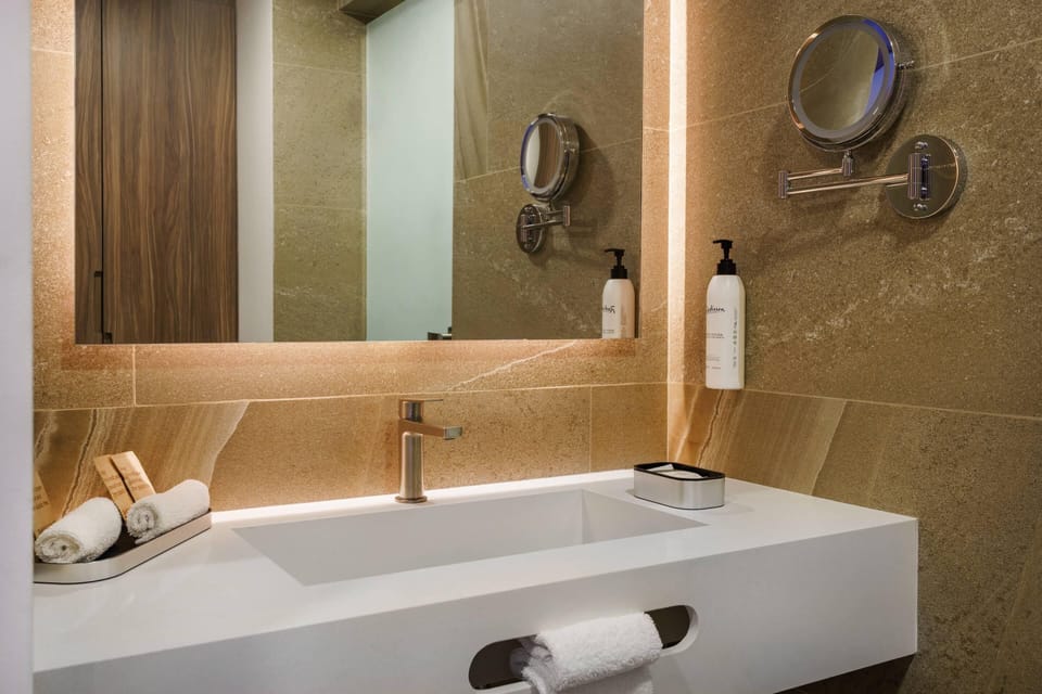 Premium bedding, in-room safe, desk, laptop workspace