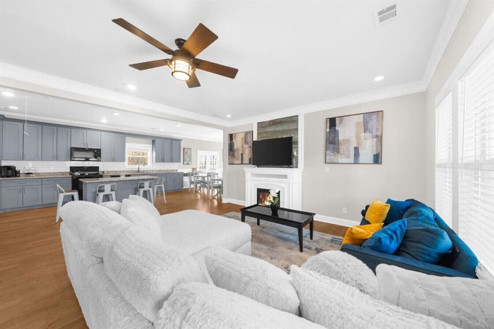 Living Room/kitchen
