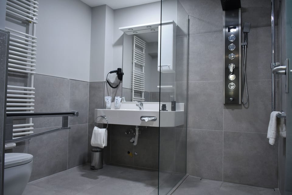 Economy Twin Room | Individually decorated, desk, free WiFi, bed sheets