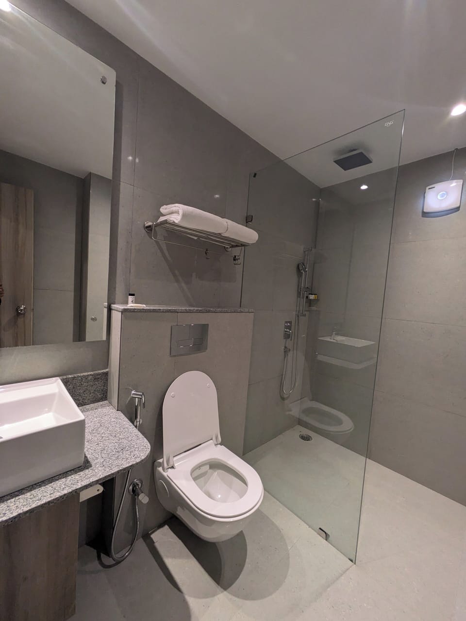 Comfort Double Room | Bathroom | Shower, free toiletries, slippers, towels