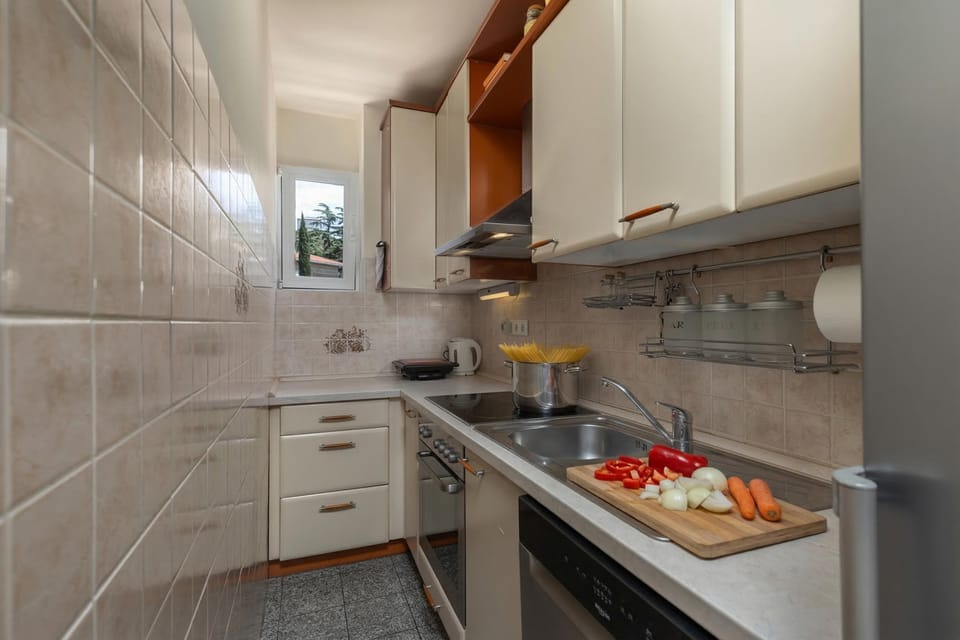 Standard Apartment, 2 Bedrooms, Balcony (Seaview City Apartment Frida) | Private kitchen