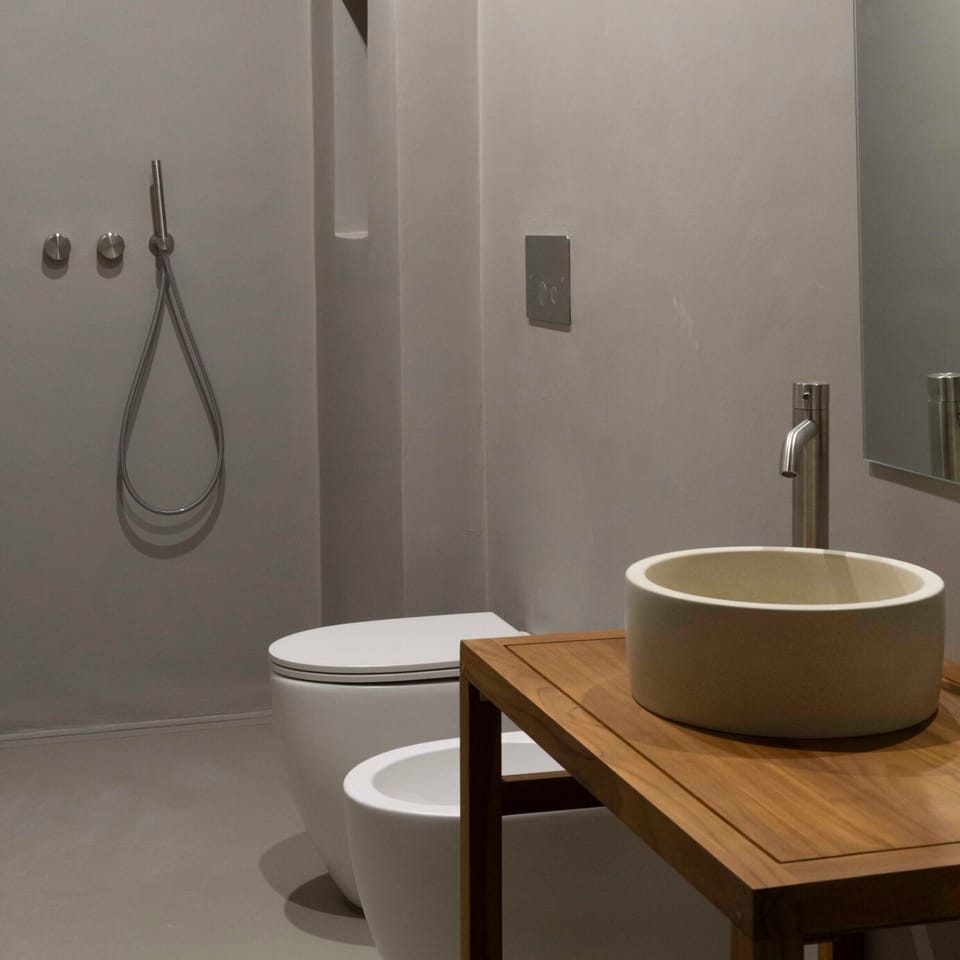 Suite (HO'M) | Bathroom | Shower, rainfall showerhead, hair dryer, towels