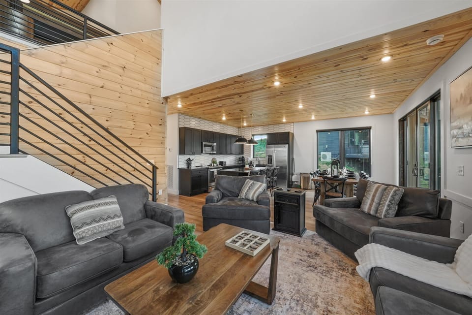 Stylish space with modern décor, perfect for relaxation and entertaining loved ones!