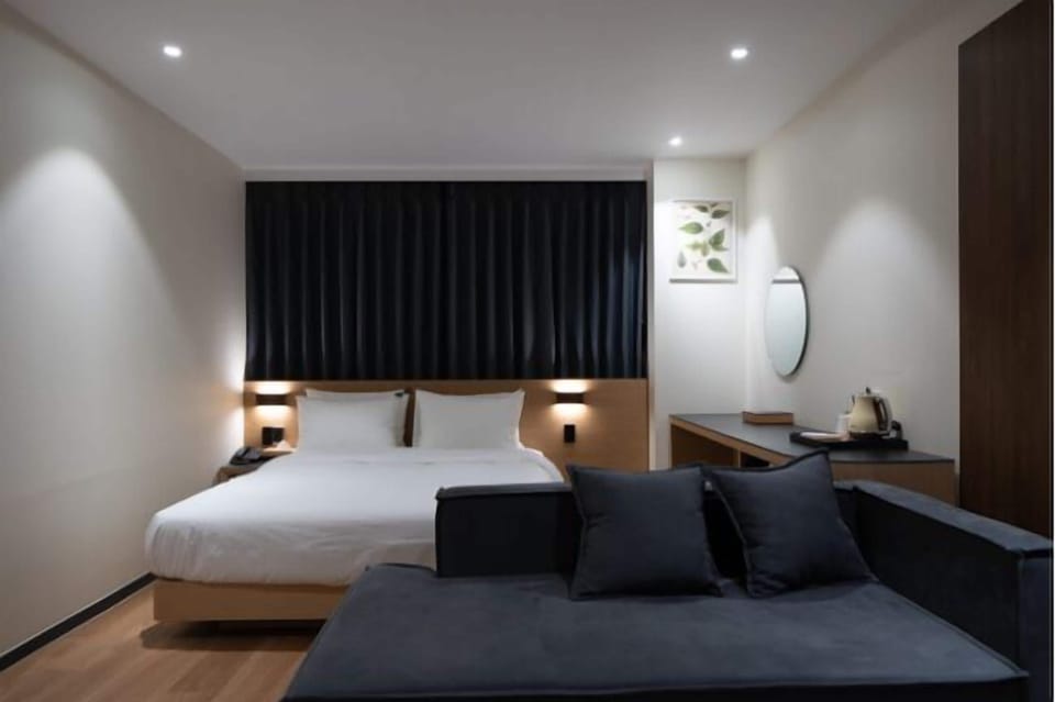Deluxe Double Room | Down comforters, desk, free WiFi