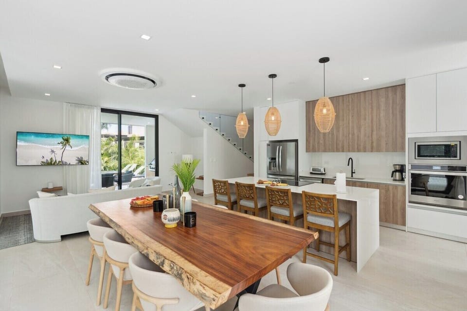 Specious dining and kitchen area