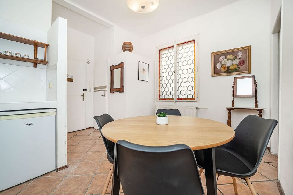Kitchen and dining table