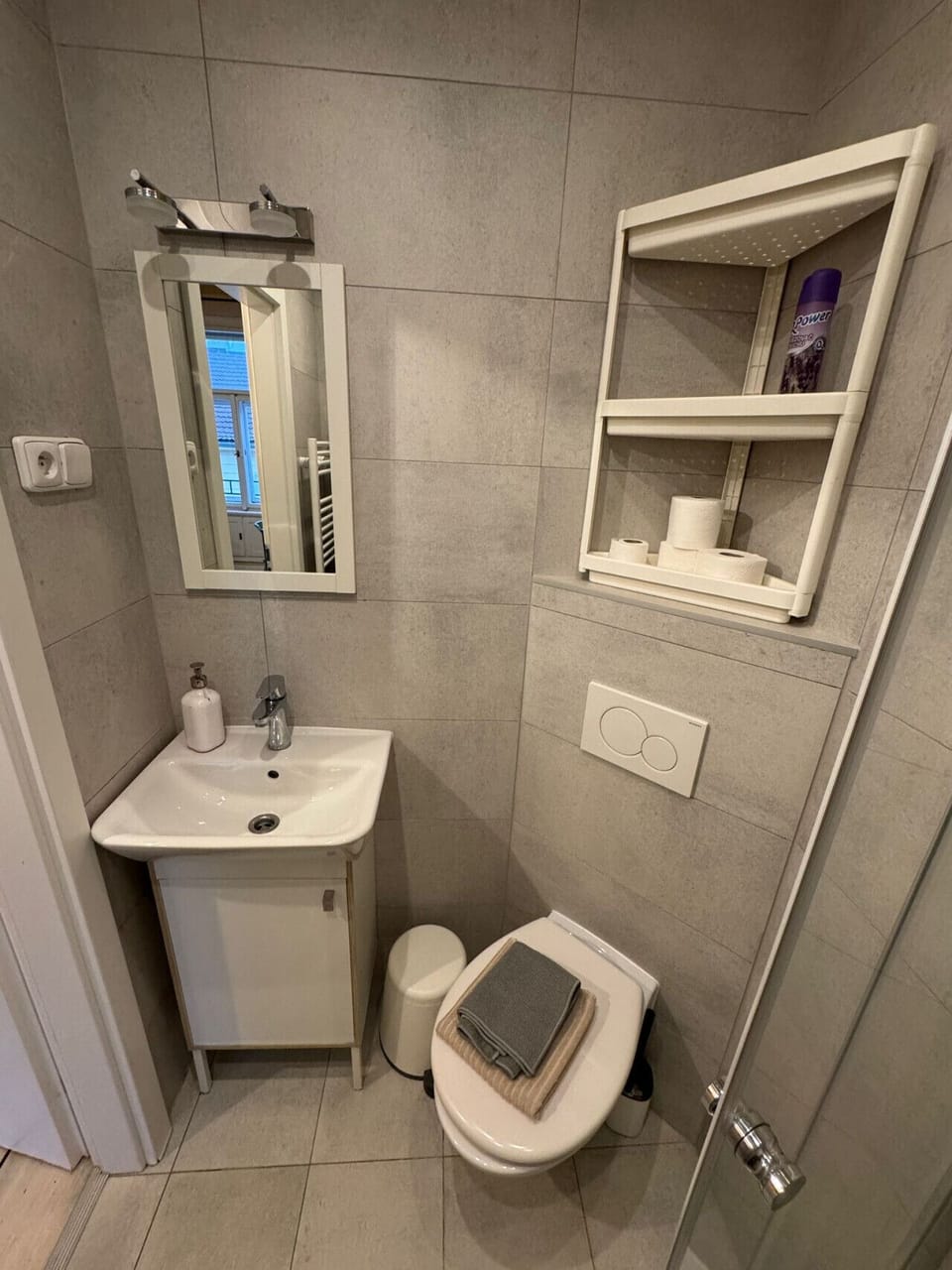 bathroom bird's eye view
