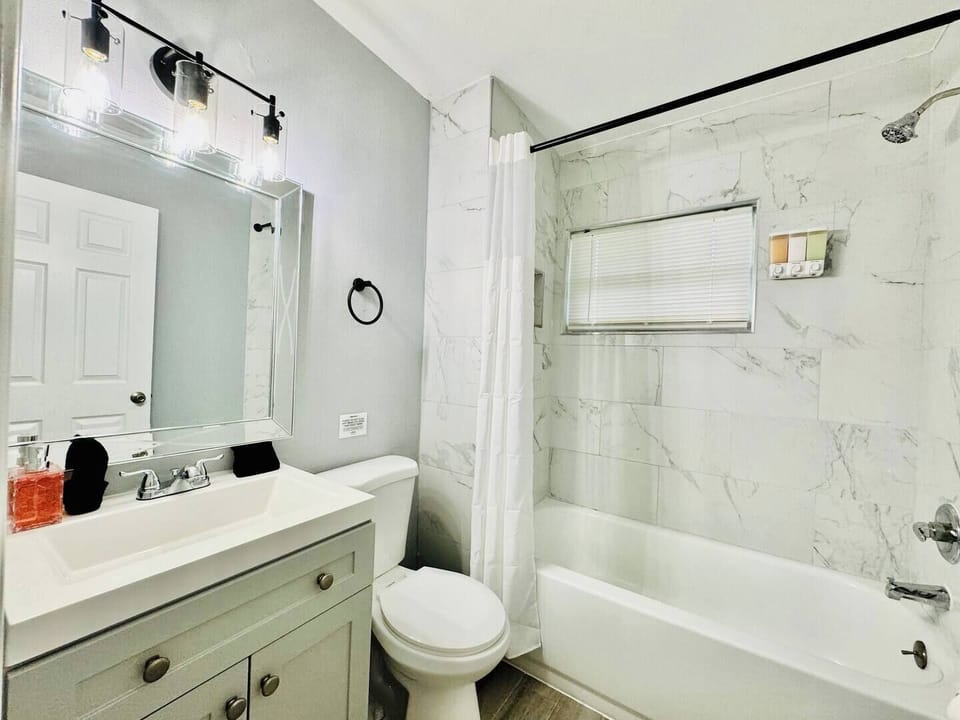 Relaxation and well-being refuge. Discover serenity in every detail of our bathrooms.
