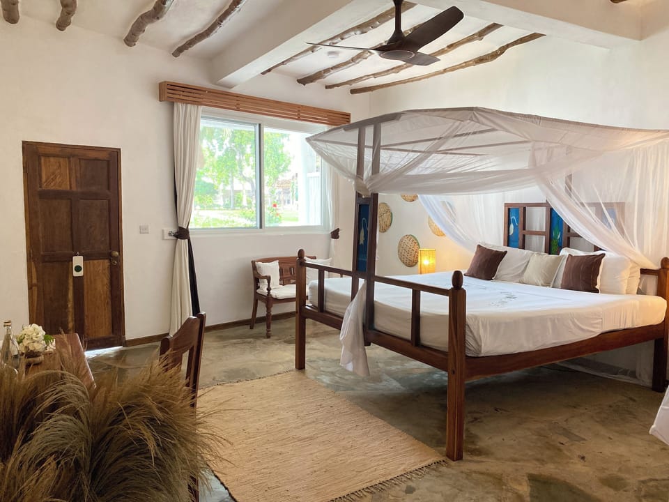 Masai Junior Suite | Minibar, in-room safe, desk, laptop workspace