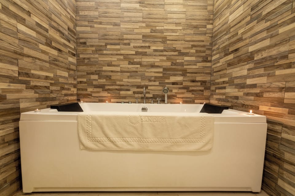 Pool Garden Suite | Jetted tub