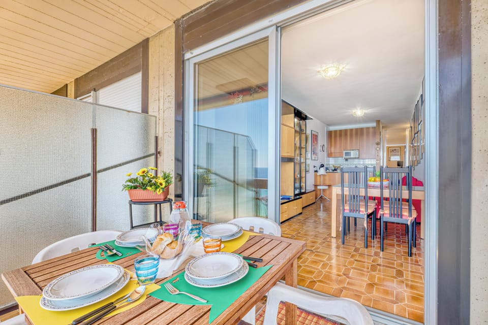Family Apartment, 2 Bedrooms, Microwave (Casa 3 Ponti with Sea-View Balcony) | Dining