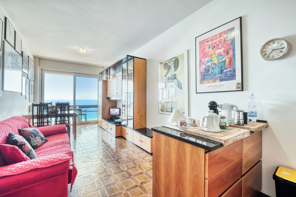 Family Apartment, Multiple Bedrooms (Casa 3 Ponti) | Living area | TV