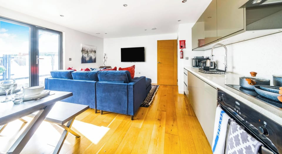 FULLY EQUIPPED KITCHEN IN THE SIDE