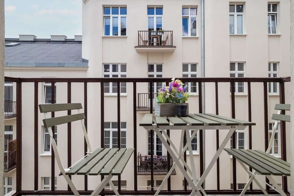  Balcony with a view of the surroundings, equipped with outdoor furniture, perfect for outdoor relaxation.