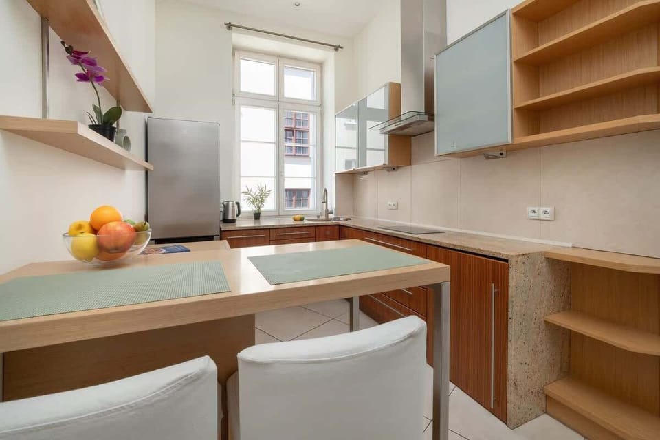  Kitchenette with modern equipment, including an induction stove and coffee machine, perfect for daily use.
