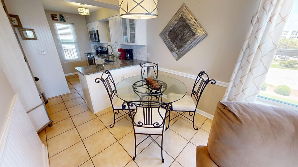 Condo, 2 Bedrooms | Dining