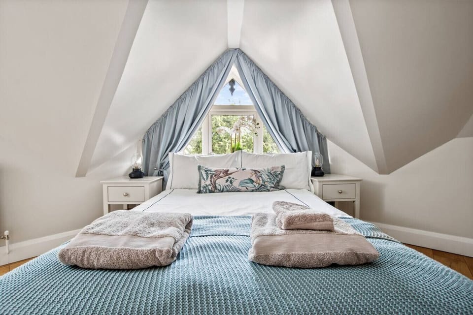 Cosy double bedroom with clothes storage
