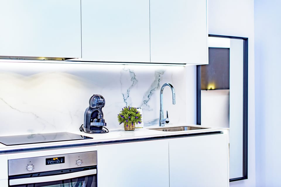 Coffee/tea maker, fridge, microwave, stovetop