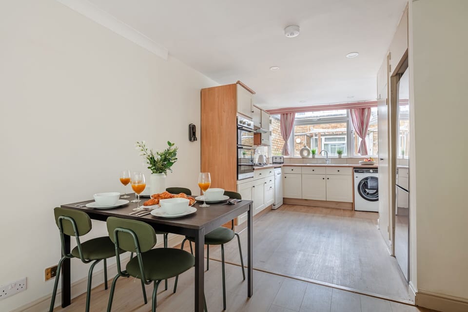 City Apartment, 4 Bedrooms, Non Smoking, Patio | Private kitchen | Full-size fridge, microwave, oven, stovetop