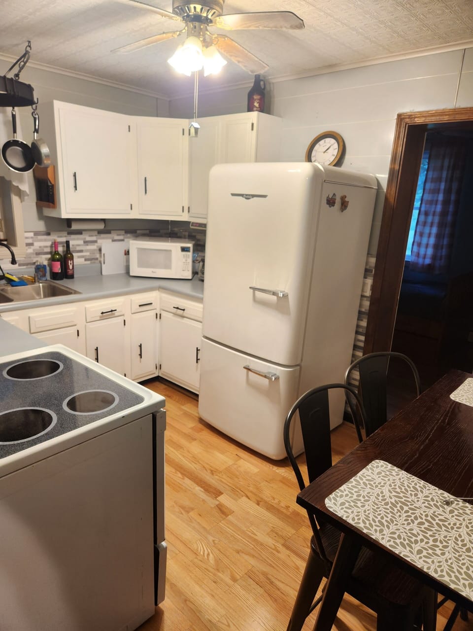 VRBO Cabin 10 Acres Lake Huron PortSanilac Lexington Michigan 50's style Kitchen
