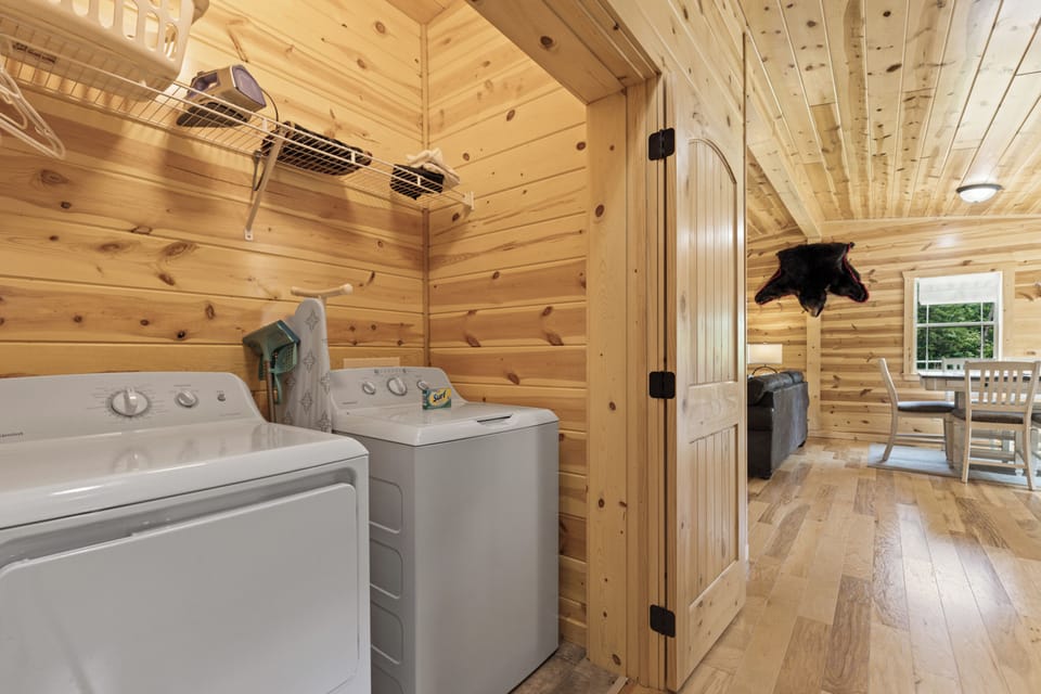 Comfort Cabin, 2 Bedrooms, Fireplace, Mountain View | Laundry