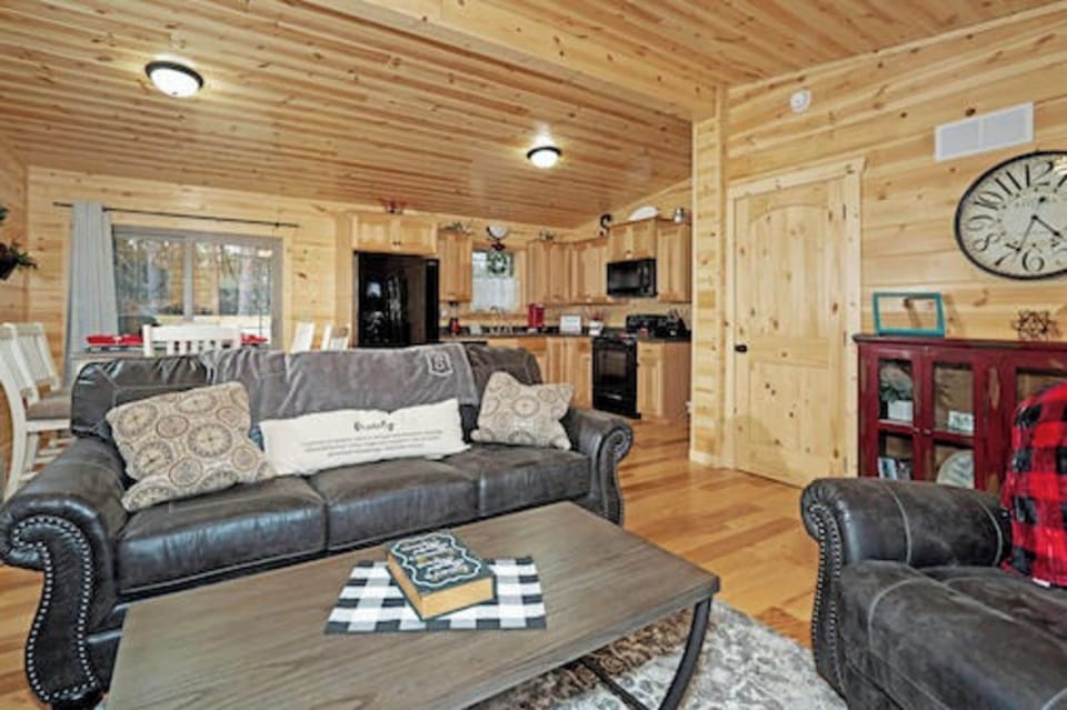 Comfort Cabin, 2 Bedrooms, Fireplace, Mountain View | Living room | 50-inch Smart TV with digital channels, fireplace, video-game console