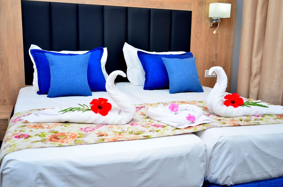 Superior Double Room, Balcony, Pool View | In-room dining