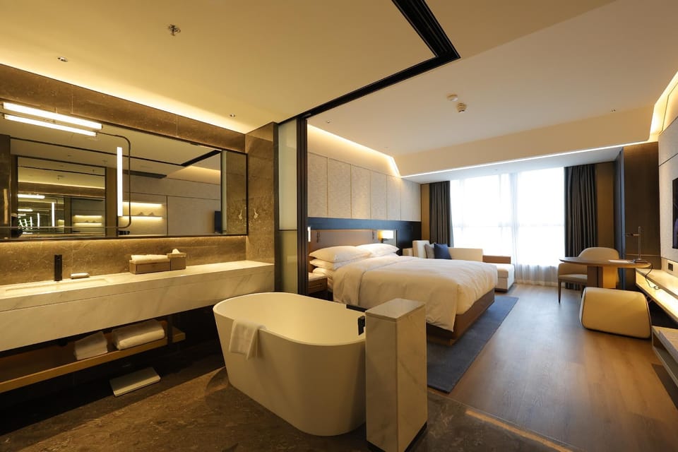 Deluxe Room, 1 King Bed, City View | Down comforters, minibar (free items), in-room safe, desk