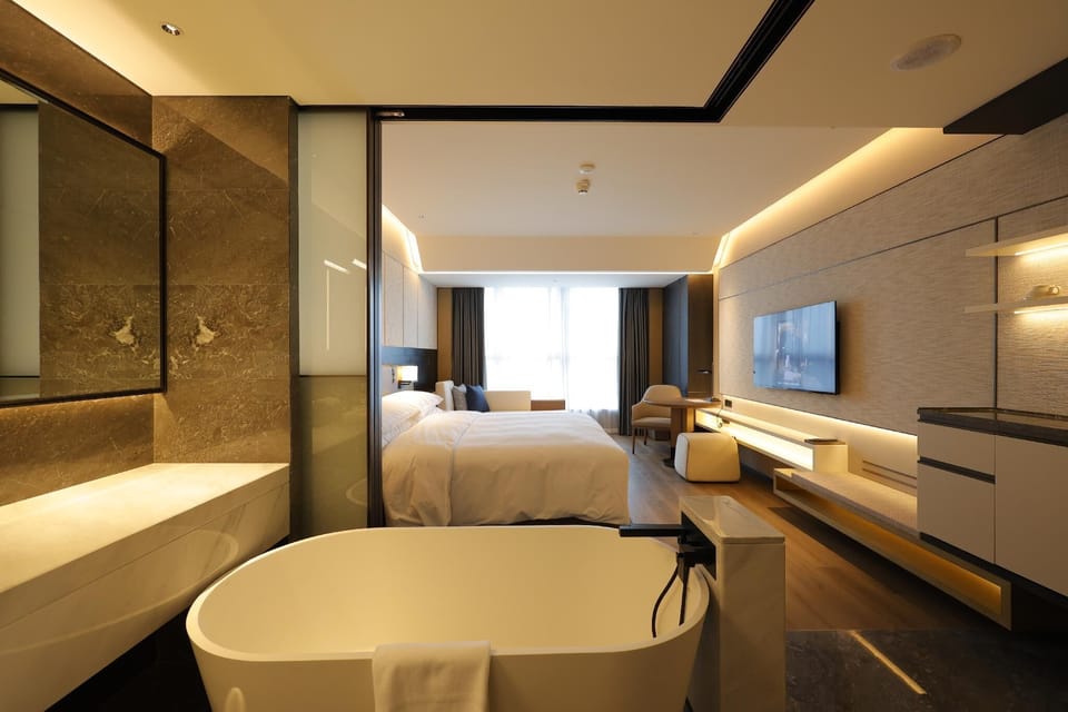 Deluxe Room, 1 King Bed, City View | Down comforters, minibar (free items), in-room safe, desk