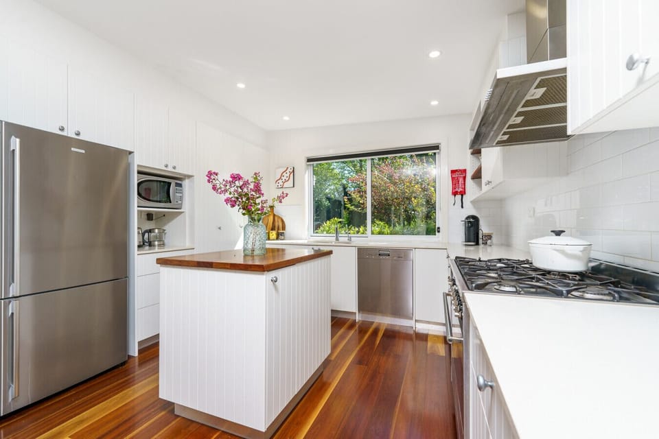 Beautiful, well-equipped kitchen with everything you need to cook and enjoy meals, including a Nespresso machine with pods provided. A bright window offers a serene view of lush greenery, bringing nature right to your doorstep.