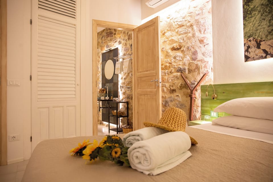 Deluxe Room | Minibar, individually decorated, individually furnished, desk
