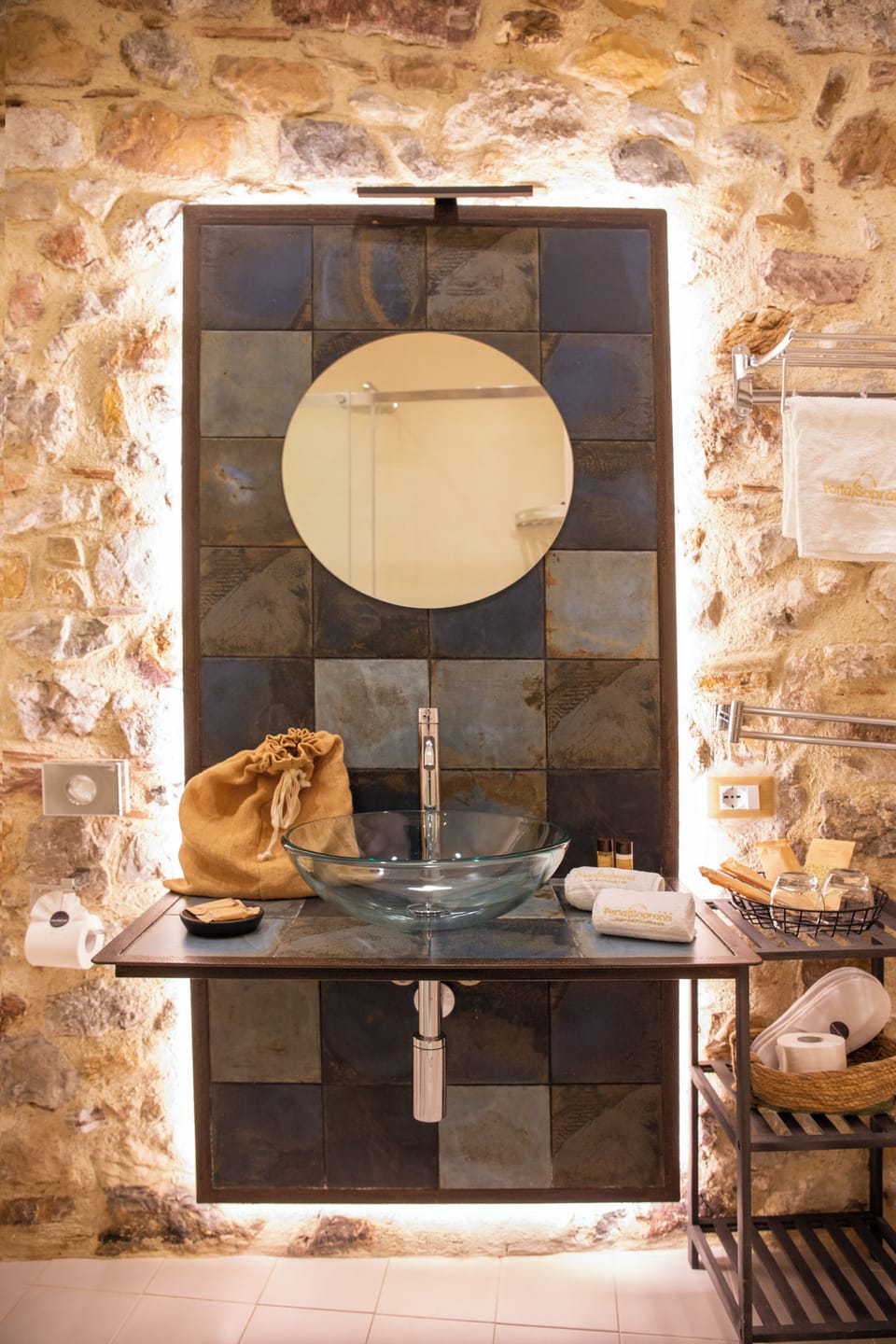 Deluxe Room | Bathroom | Slippers, bidet