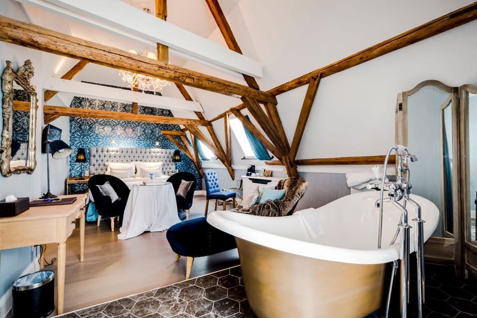 Executive Junior Suite | Premium bedding, minibar, in-room safe, individually decorated