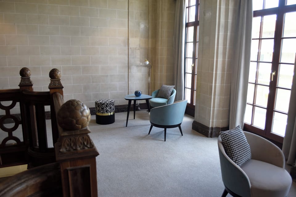 Lobby lounge