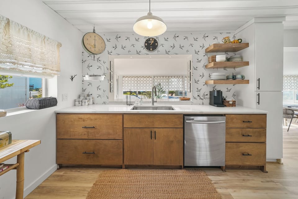 Kitchen with dining bar