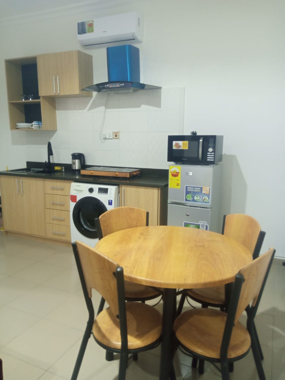 Premium Apartment | Private kitchen | Fridge, microwave, blender, cookware/dishes/utensils