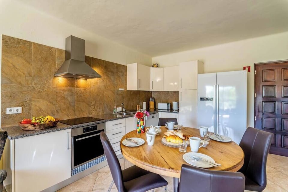 Villa Concha by Indigo Algarve - Cottage open kitchen with dining table