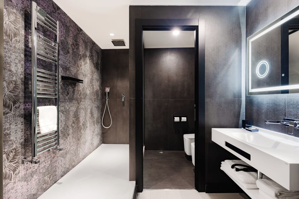 Premium Double Room | Bathroom | Hair dryer, slippers, bidet, towels
