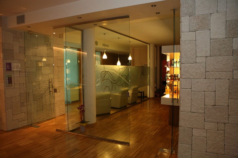 Couples treatment rooms, sauna, hot tub, steam room, Turkish bath