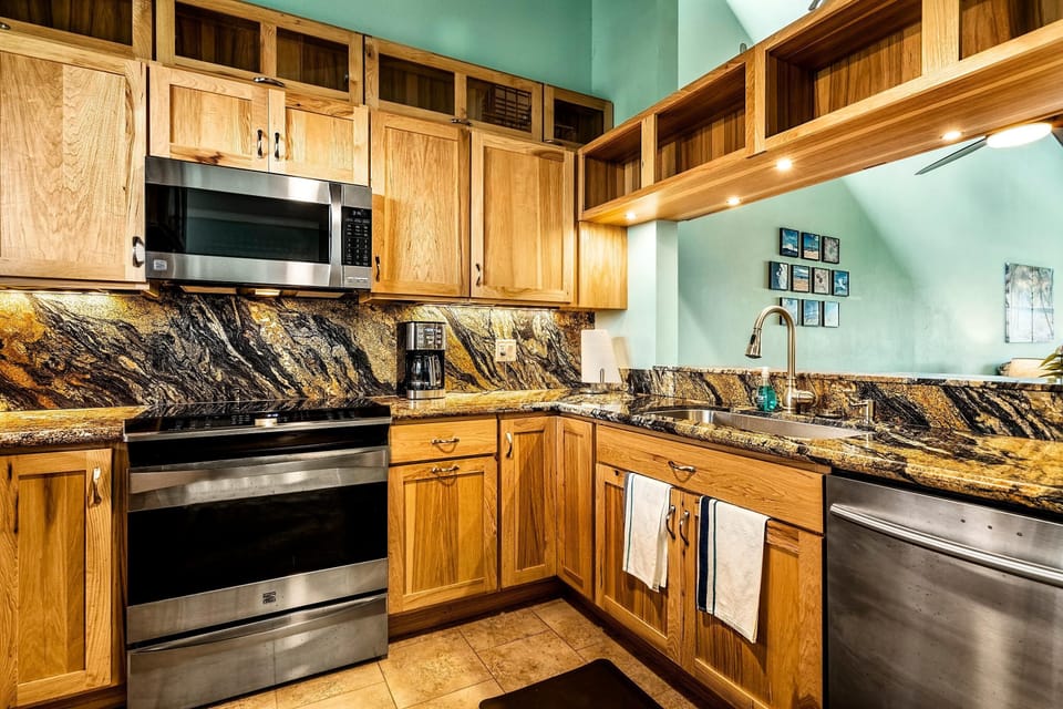 Condo, Multiple Beds (Keauhou Kona Surf & Racquet Club#7-30) | Private kitchen | Oven, toaster, paper towels
