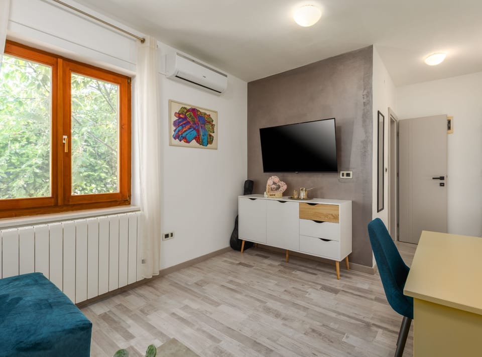 Villa (Villa SABINA - Breg Ivanovci - Three ) | Living room | 32-inch flat-screen TV with satellite channels