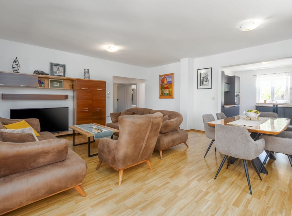 Villa (Villa SABINA - Breg Ivanovci - Three ) | Living room | 32-inch flat-screen TV with satellite channels