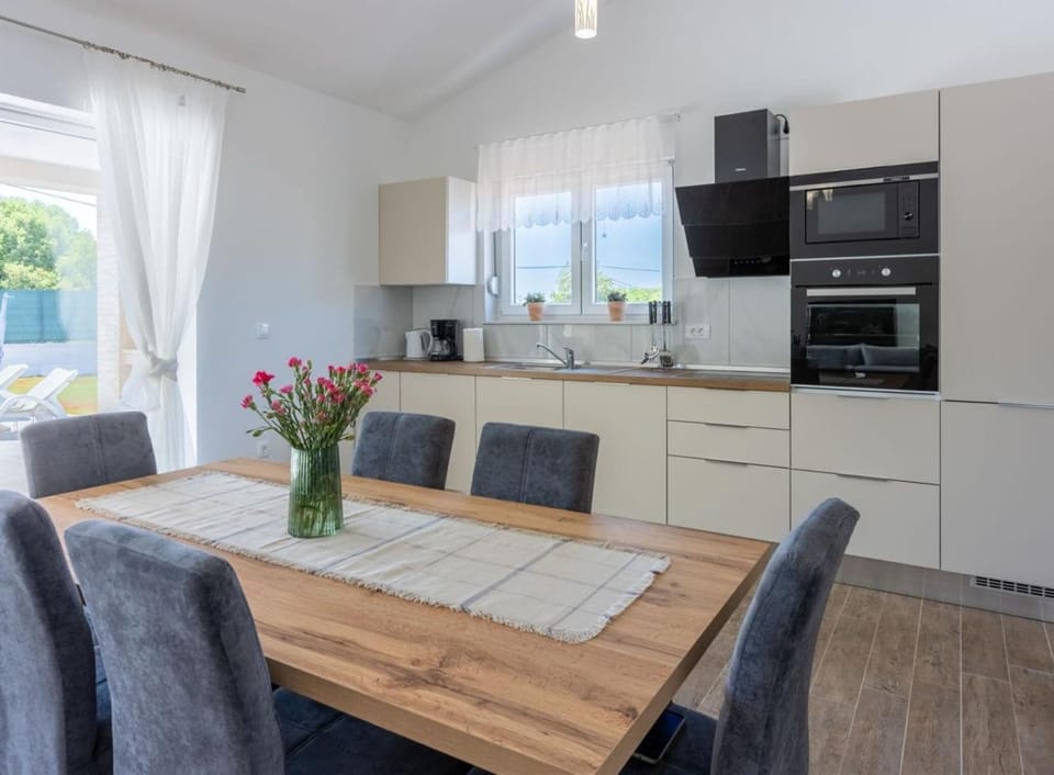 Villa (Three Bedroom Villa with Swiming Pool) | Dining room