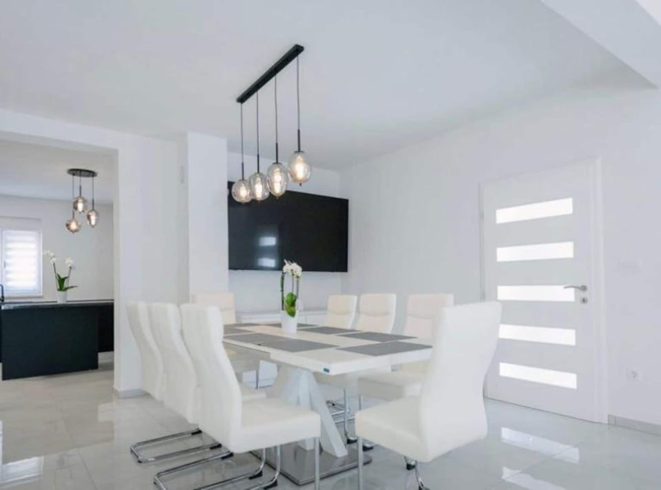 Villa (Villa Rest for the soul - Four Bedroo) | Dining room