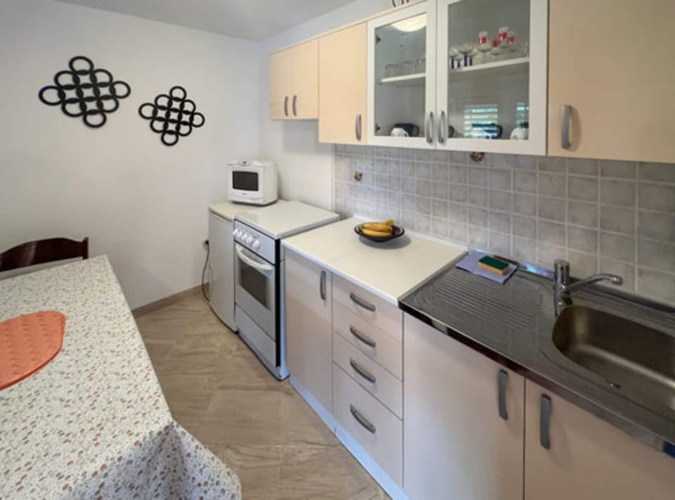 House (Holiday Home Aurora - Three bedroom H) | Private kitchen | Fridge