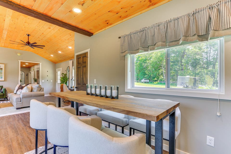 Dining Area | Dishware/Flatware Provided