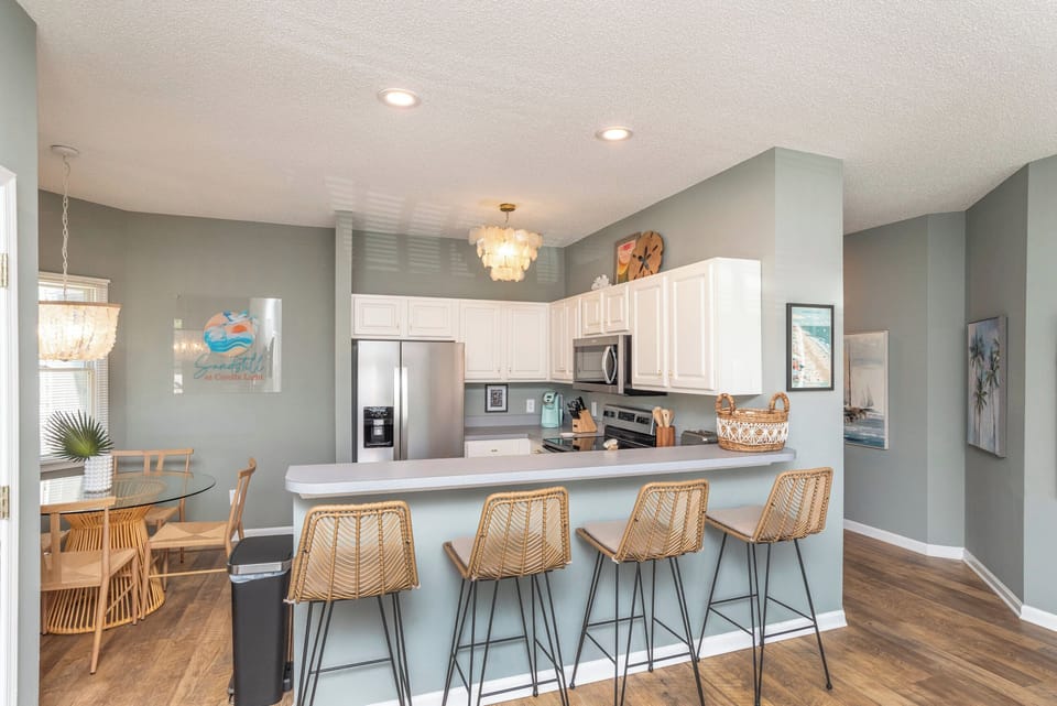 Seating for 4 at the breakfast bar