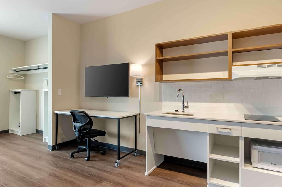 Premium bedding, laptop workspace, iron/ironing board, free WiFi
